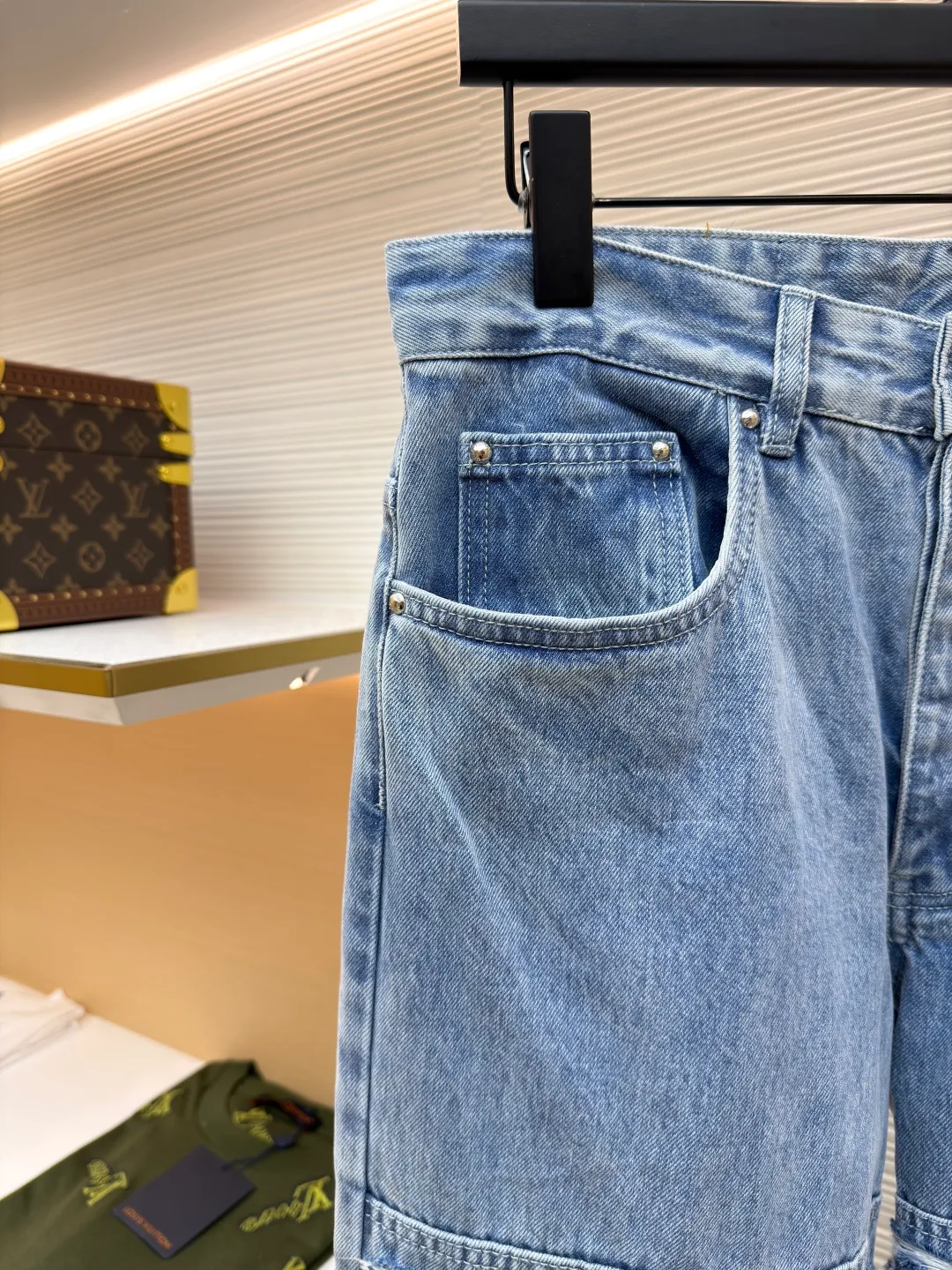 LOUIS VUITTON washed ripped jeans ●Authentic product: Purchased and developed at 17700 ●Item number: 1680603-B45 ●Material: pure cotton premium denim ●Technology: laser burning ●Version: fitted version ●Weight: about 885 grams ●Size: 30-32-34-36 ●Description: This destroyed detail is really cool. This washed denim truck elevates a classic silhouette with contrasting Monogram detailing front and rear, crafted with an edgy tear effect. This mid-season piece is effortlessly layered and can be worn with matching accessories for an on-trend look.